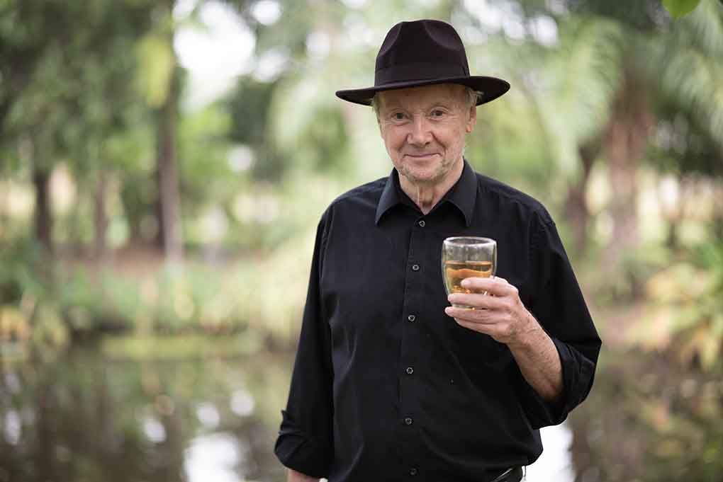 Günter Faltin mit Teeglas in der Hand